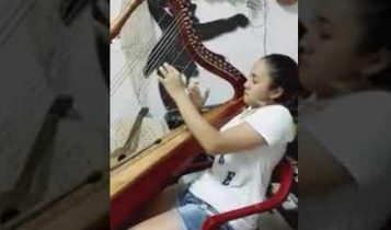 Maria Jose tocando arpa