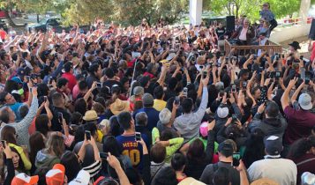 Vicente fernandes cantandole a sus visitantes