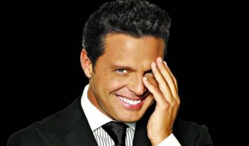 Luis Miguel se toca partes intimas