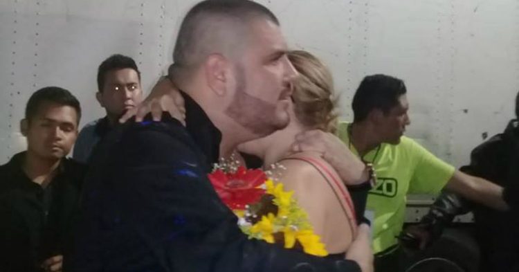 el komander sorprende a una fan