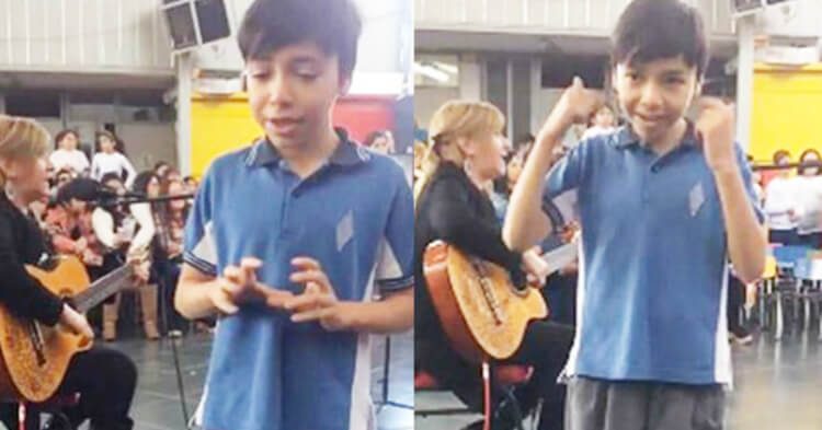 nino canta a su mama sorda
