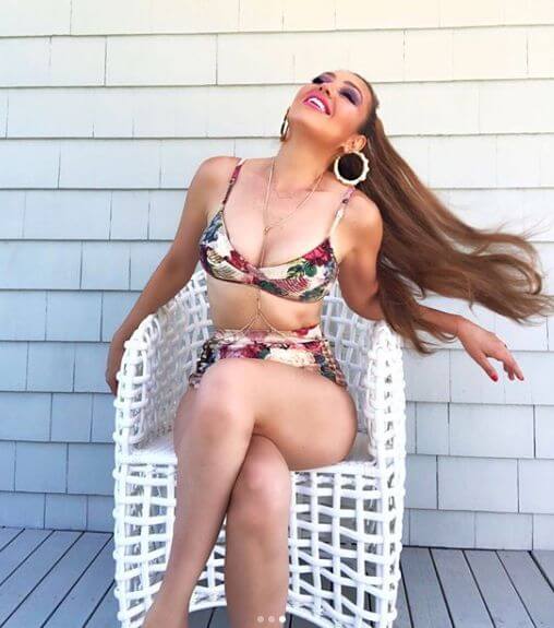 thalia posando en sensual bikini