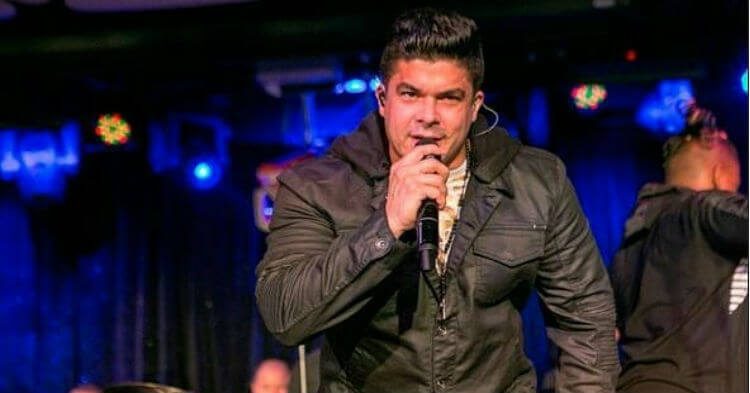 Jerry Rivera sufre caída en escenario