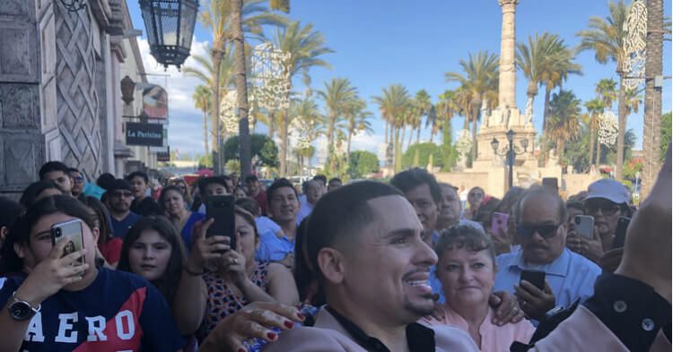 larry hernandez regresa alos ecenarios