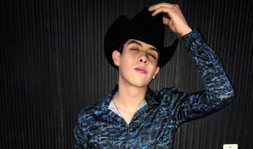 Cornelio Vega sufre pequeño accidente por cumplir reto con Julión Alvarez