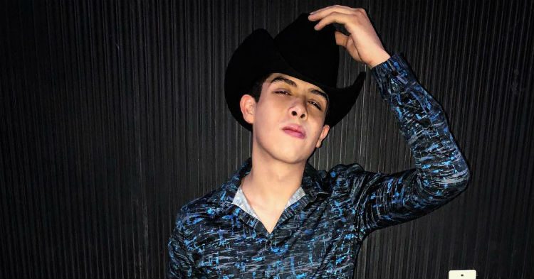 Cornelio Vega sufre pequeño accidente por cumplir reto con Julión Alvarez