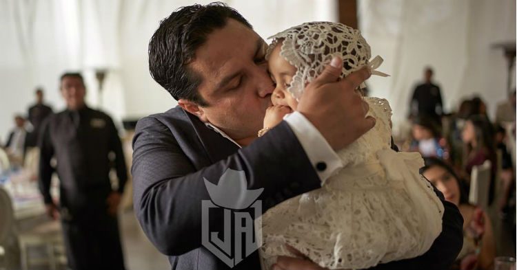 Julión Álvarez comparte en redes sociales momentos del bautizo de su querida hija