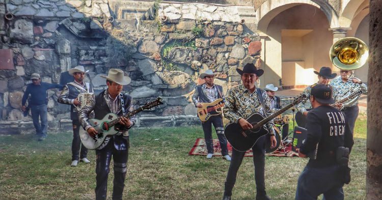 Los Elementos de Culiacan junto a Los Plebes del Rancho grabando el video del sencillo "La careada"