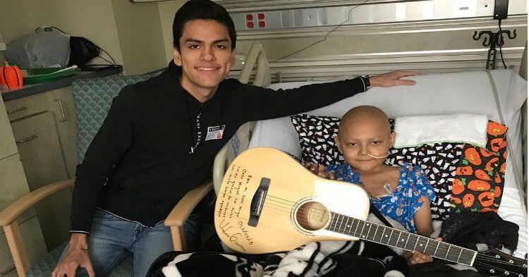 Virlan Garcia visita a fan en el hospital oncologico