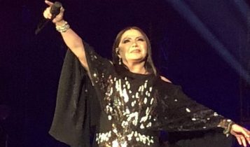 Ana Gabriel es golpeada en el rostro por un fan en pleno escenario