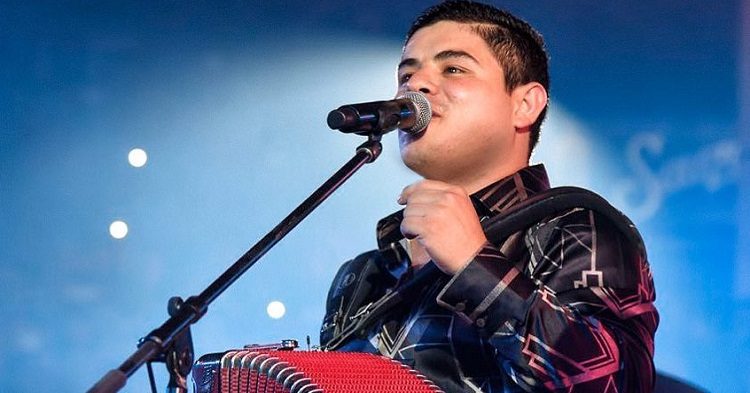 Alfredo Olivas estrena NUEVO video del sencillo A ESTAS HORAS