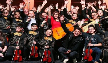 Christian Nodal junto a jóvenes músicos