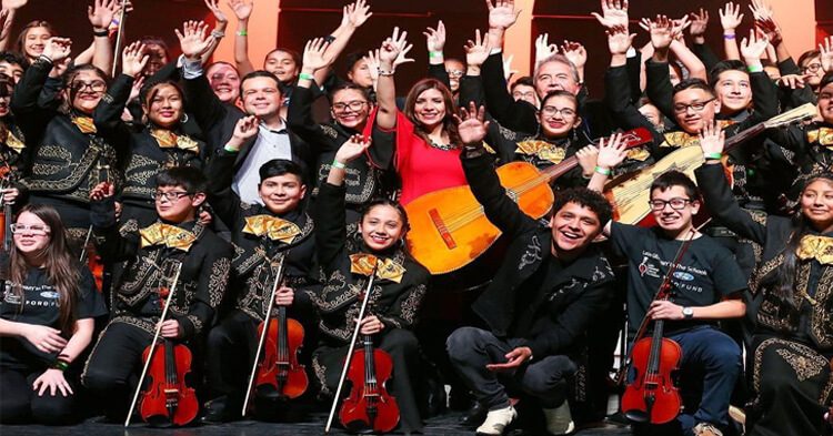 Christian Nodal junto a jóvenes músicos