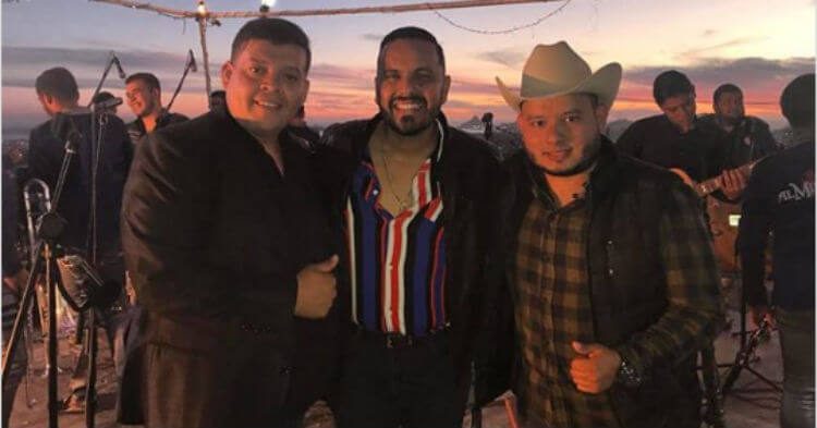 Gerardo López con los cantantes Carlos Sarabia y Arturo Roque