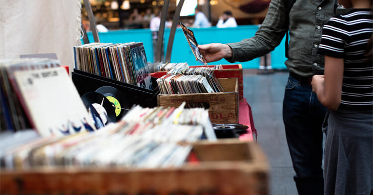 El hijo de Don Juan, compra sus colecciones en tiendas, internet e intercambios Foto | Referencial