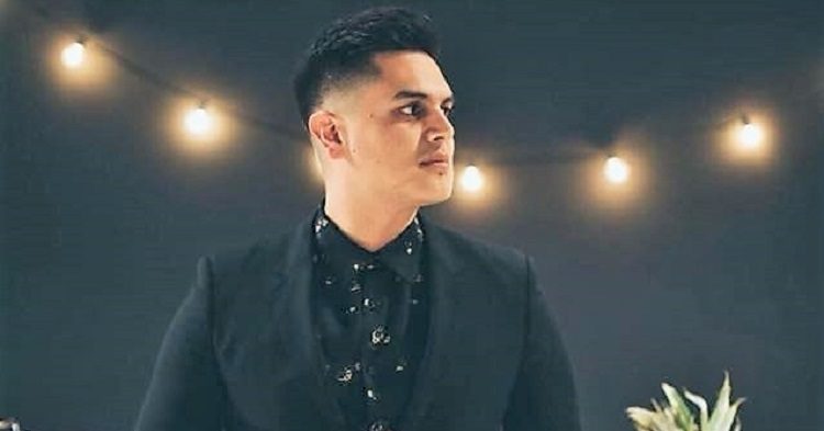 Regulo Caro Se Pone Sentimental Frente A La Tumba De Su Hermano