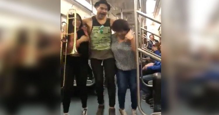 Una Verdadera Fiesta Se Armó En El Metro Al Ritmo De La Chona De Los Tucanes De Tijuana