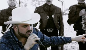 el komander con mariachi