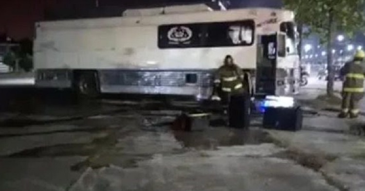 El autobús fue prendido en fuego por un grupo de hombres que aún son prófugos
