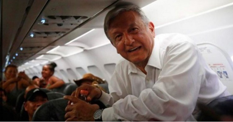 El presidente AMLO fue sorprendido en pleno vuelo, por una admiradora que le compuso una canción y se la cantó a capela