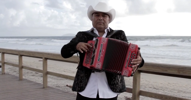 Agustín Cardoso “El Capo Mayor” muestra nueva faceta en su nuevo tema “Corre y dile”