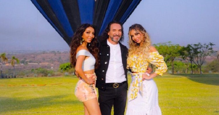 Marco Antonio Solis enseña el arte de la música a sus hijas y ellas lo enseñan a ser vegetariano