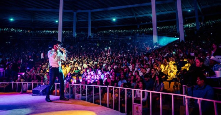 Christian Nodal sigue cosechando éxitos con llenos totales en sus presentaciones