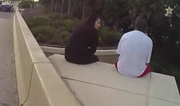 le salba la vida a un hombre cantando una cancion