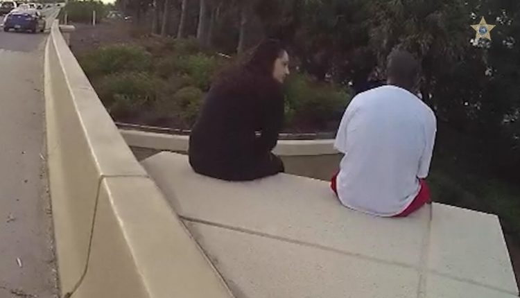 le salba la vida a un hombre cantando una cancion