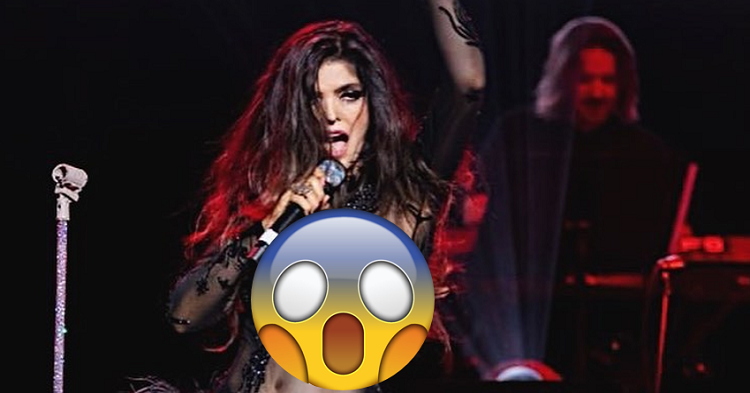 (FOTO) Ana Bárbara enciende las redes al dejar casi descubiertas sus bubis en pleno concierto
