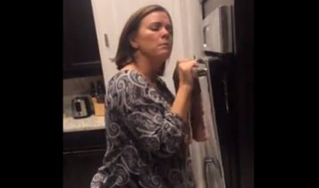 Una madre baila junto al horno