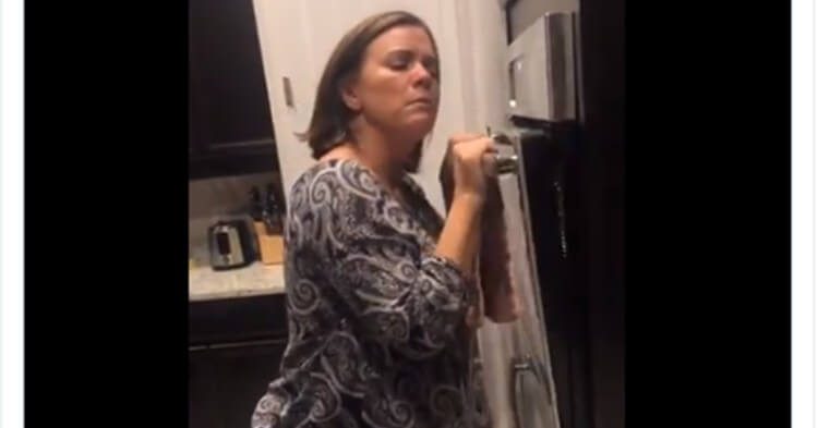 Una madre baila junto al horno