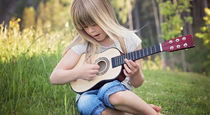 nina tocando guitarra