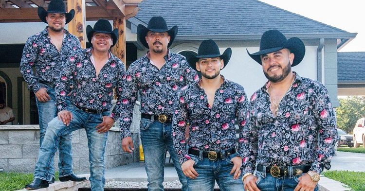 ¡Se lanza al agua integrante de La Maquinaria Norteña!