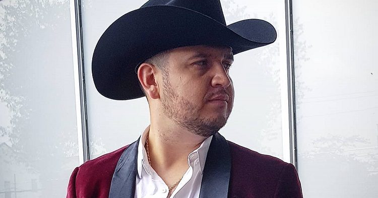 Edén Muñoz líder de Calibre 50 sufre aparatosa caída