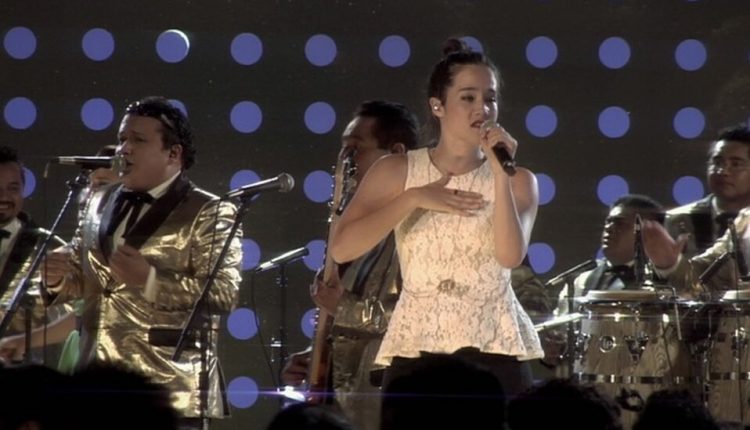 ximena-sarinana-cantando-con-angeles-azules