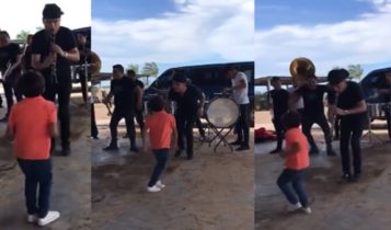 Niño baila con banda norteña