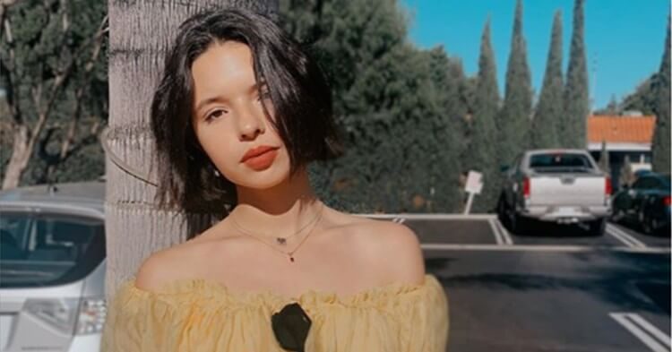 Ángela Aguilar minivestido amarillo