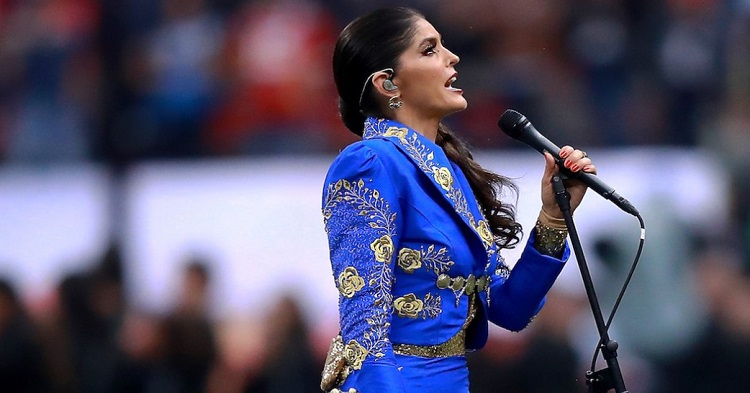 Ana Bárbara otra vez se equivoca al entonar el Himno de México en la NFL