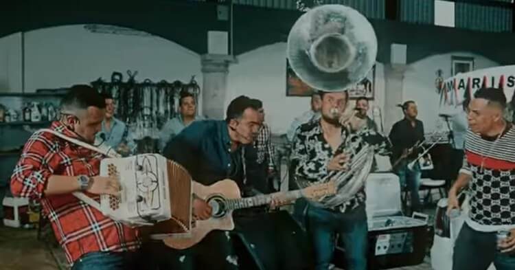 Calibre 50 canta junto al Grupo Firme