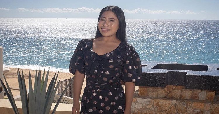 Yalitza Aparicio luce sensual bikini en Quintana Roo
