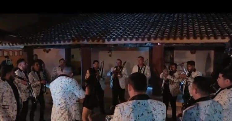 Banda la corona del rey y amores fingidos