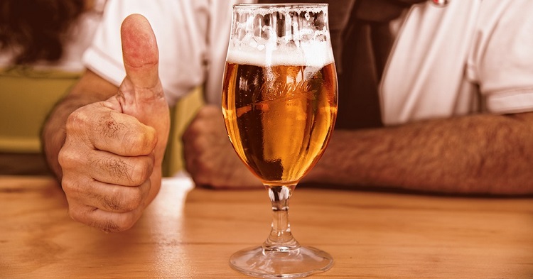 Científicos comprueban que tomar una o dos cervezas luego del trabajo disminuye la fatiga y el estres, así como también reduce el envejecimiento
