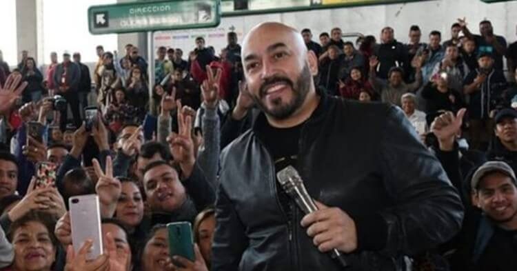 Lupillo Rivera en el metro de CDMX