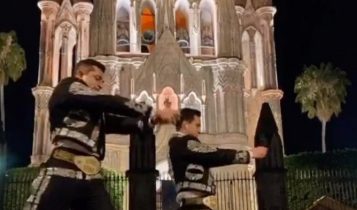 mariachis bailando champeta