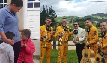 Niño paga serenata con monedas y canicas