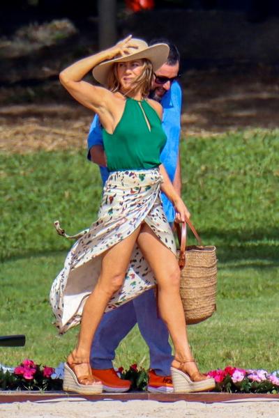 jennifer-aniston-falda