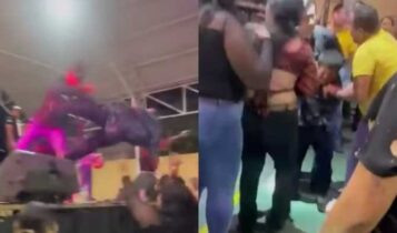 hombre es arojado al piso desde el escenario