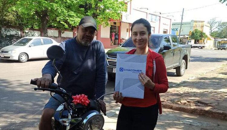 padrastro paga 2 carreras a su hijastra