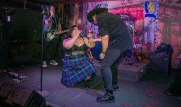 mujer se arrodilla para pedir matrimonio